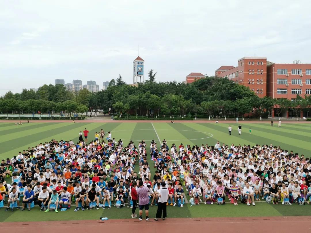 邁進成都市三原外國語學校校門 開啟逐夢征程