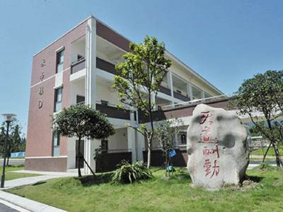 青城山高級中學校園環(huán)境怎么樣？