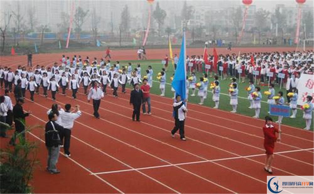 香城中學是私立收費嗎？